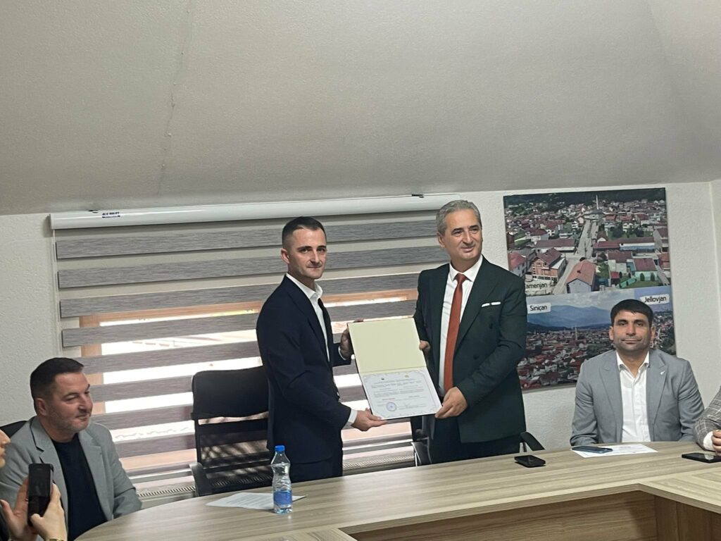 Feti Abazi zyrtarisht merr detyrën e Kryetarit të komunës së Bogovinës 3 579842324 122128937420971288 1418703892873096269 n