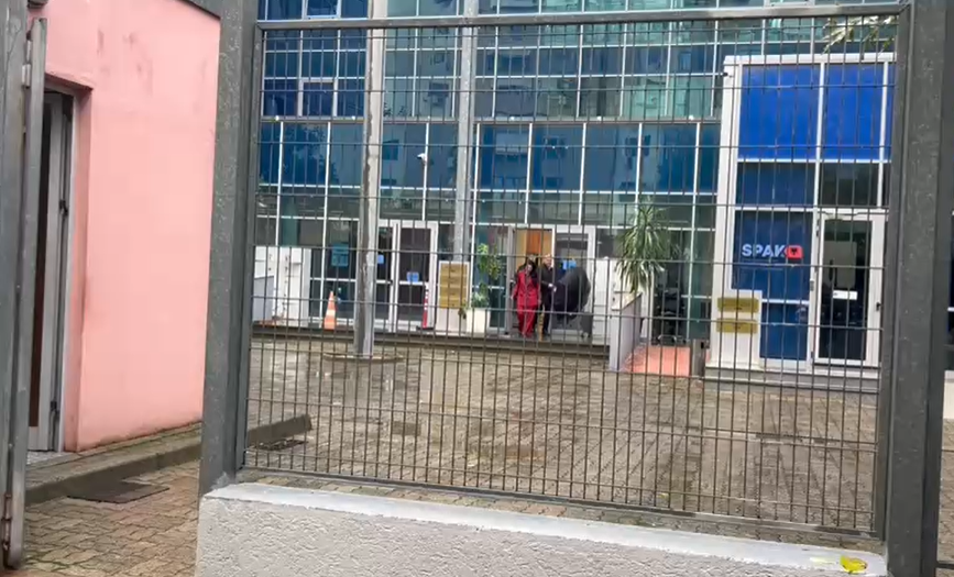 Abuzim tenderin e ‘Llogarasë’ dhe ‘Unazës së Madhe’/ Belinda Balluku del nga gjykata, seanca shtyhet me dy orë për njohjen e akteve nga mbrojtja 2 abuzim tenderin e llogarase dhe unazes se madhe belinda balluku del nga gjykata seanca shtyhet me dy ore per njohjen e akteve nga mbrojtja 6921856a334af