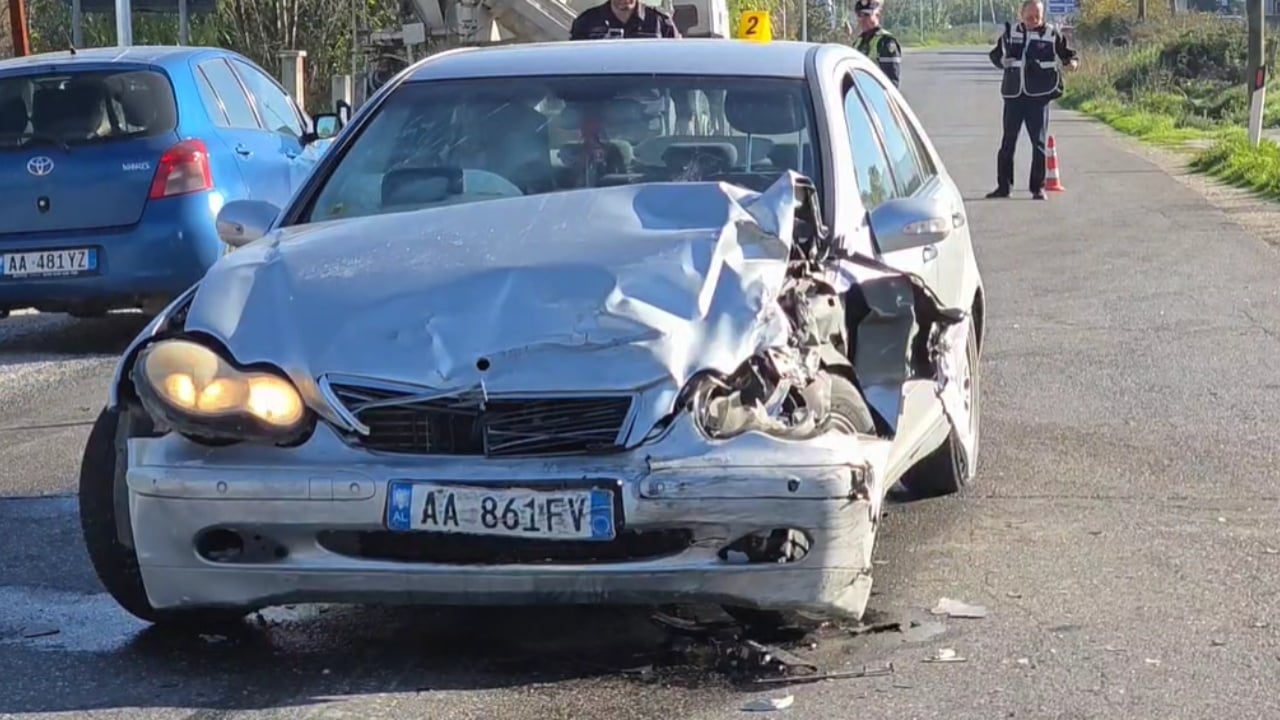 aksident i rende ne fier dy makina perplasen me njera tjetren gjashte te plagosur transportohen ne spital 69189f43cf0b7