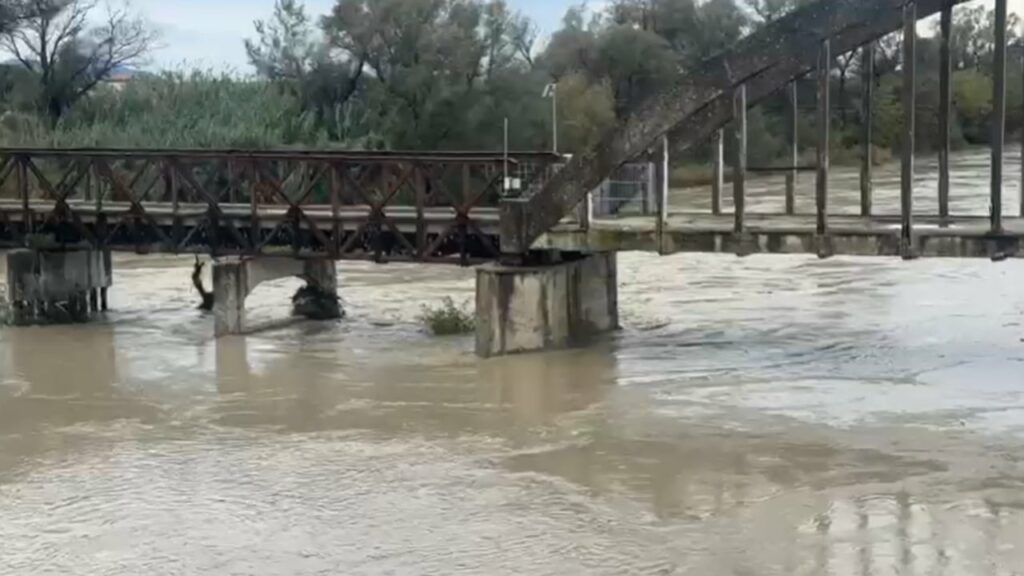 alarm ne fier rriten prurjet e lumit vjosa rrezikohen nga permbytja disa fshatra 691d90e96ffaf