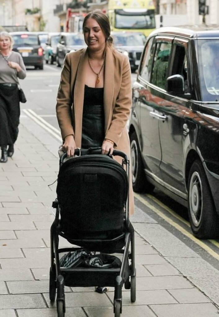 amber le bon shfaqet per here te pare me djalin e saj gjate nje dreke luksoze ne claridges 692ac85314db4