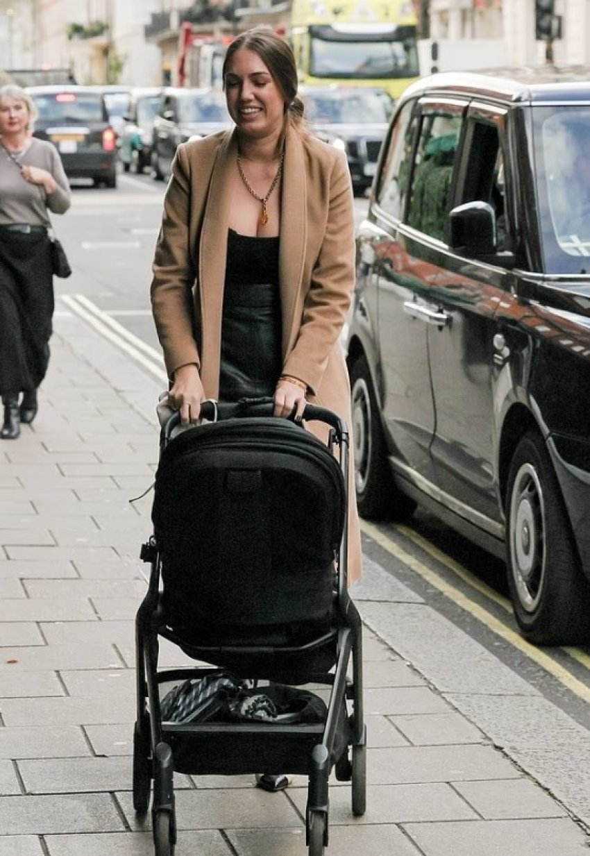 amber le bon shfaqet per here te pare me djalin e saj gjate nje dreke luksoze ne claridges 692ac85314db4