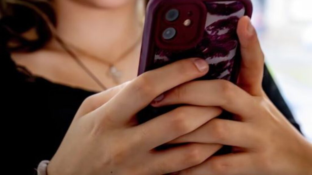 Anketa e NSPCC mbi shantazhimin e fëmijëve në internet: 1 në 10 prindër në Mbretërinë e Bashkuar pohojnë kërcënimet online 3 anketa e nspcc mbi shantazhimin e femijeve ne internet 1 ne 10 prinder ne mbreterine e bashkuar pohojne kercenimet online 69297085b97dd