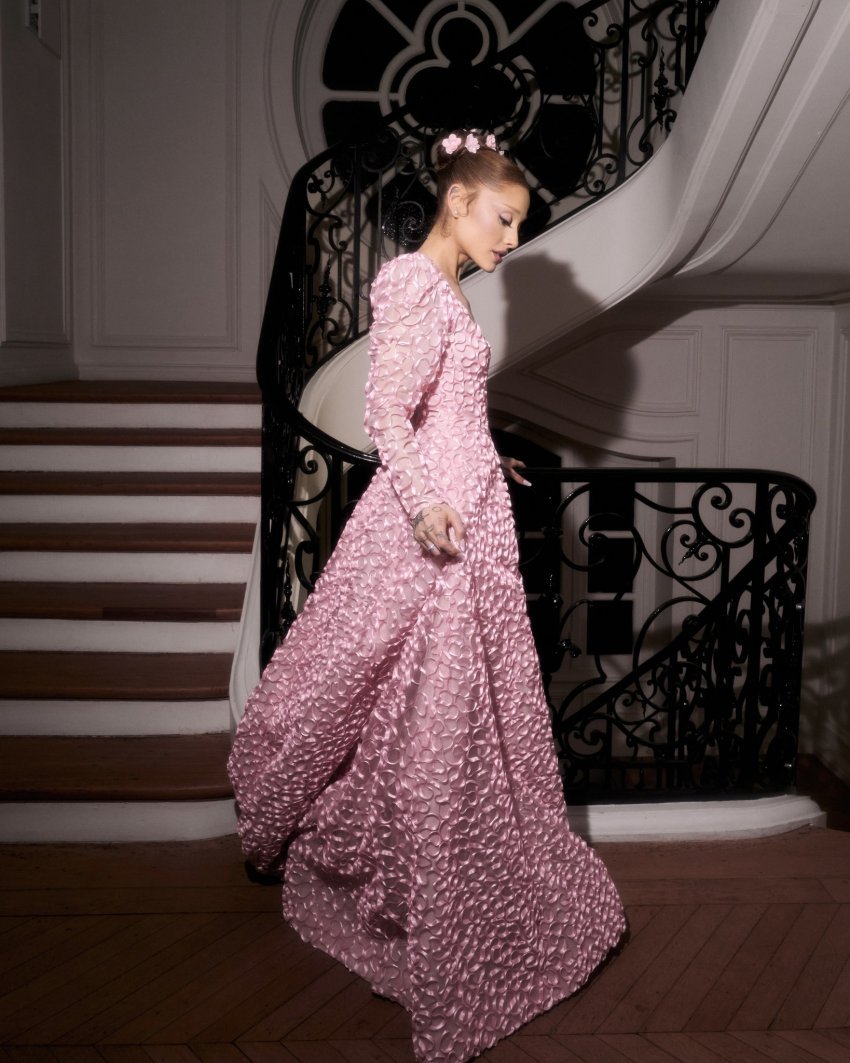 ariana grande shkelqen ne nje fustan te rralle nga hubert de givenchy 692b54f1ea6b1