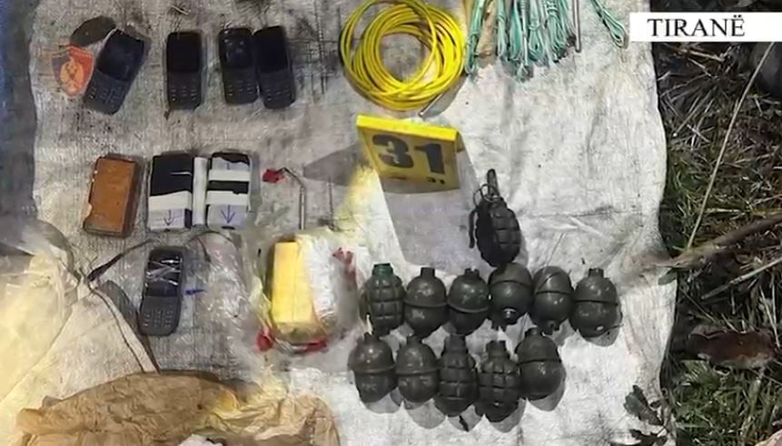 baza e armeve ne nikel policia jep detaje u gjeten kallepe tritoli granata dore automatike e droge 6916f963a2f54