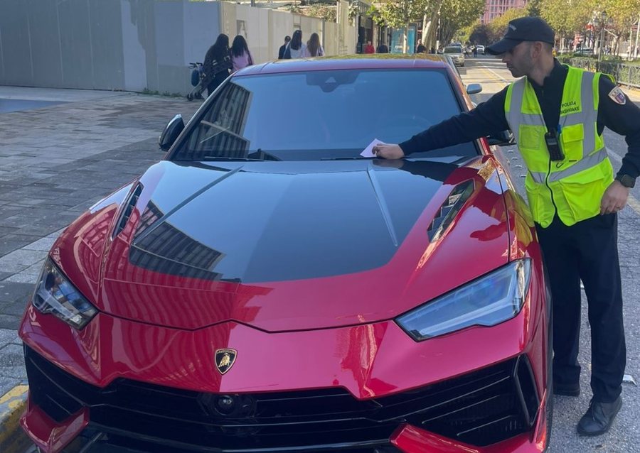 bllokuan korsine e emergjences policia heq me karroatrec makinat 690e349886b7a