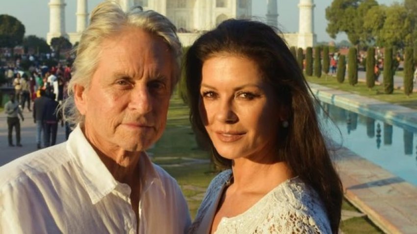 Catherine Zeta Jones dhe Michael Douglas festojnë 25 vjetorin e martesës  Të dua njësoj si atëherë