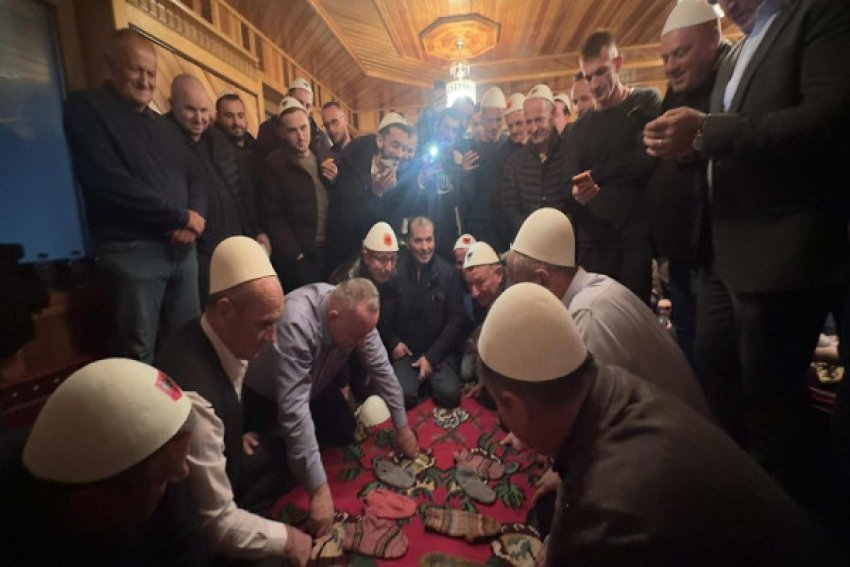 darka e lames ne konakun e burrave me plisa te bardhe 6918faf19468d