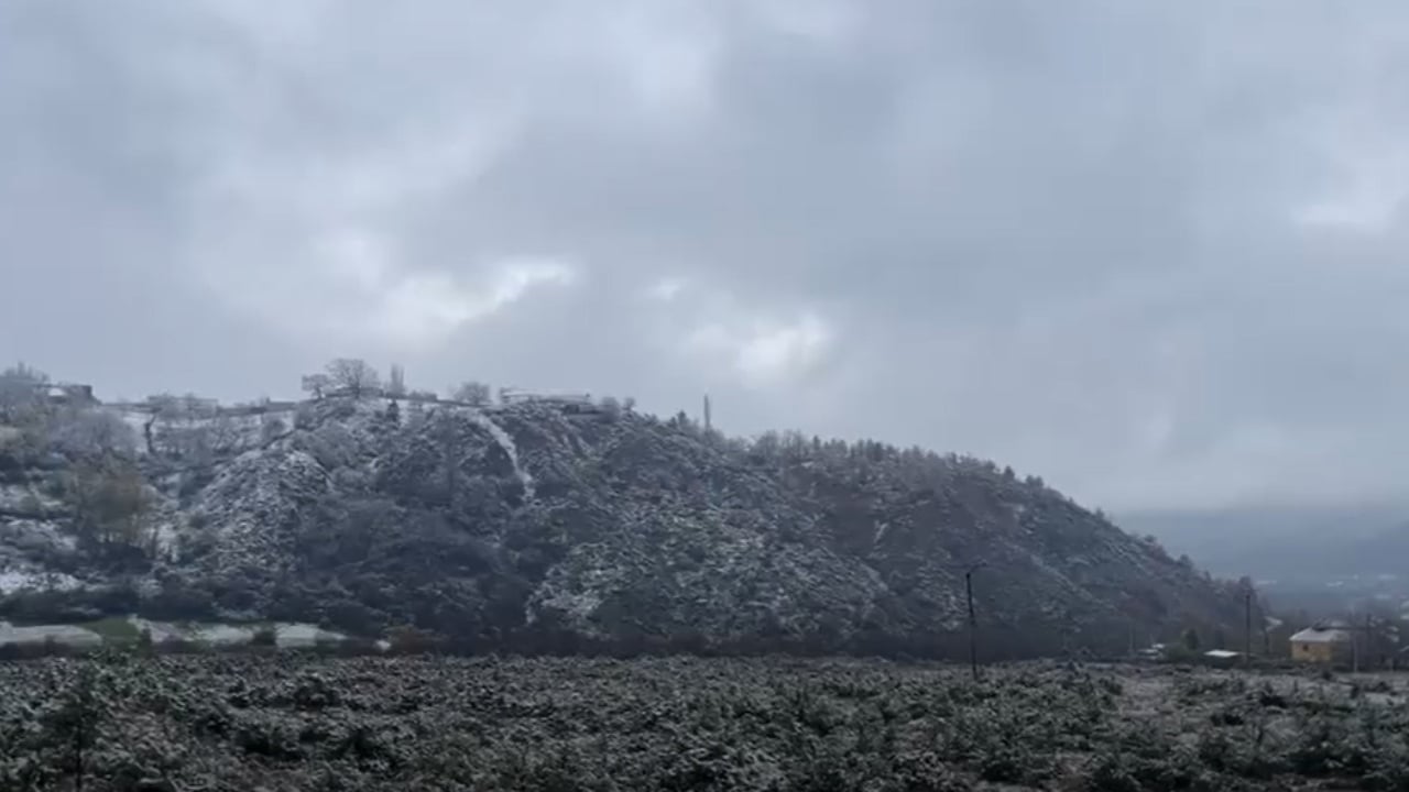 Dëbora zbardh edhe Bulqizën, autoritetet thirrje drejtuesve të mjeteve: Kujdes nga prezenca e ngricave në rrugë 1 debora zbardh edhe bulqizen autoritetet thirrje drejtuesve te mjeteve kujdes nga prezenca e ngricave ne rruge 69296e6411b5d