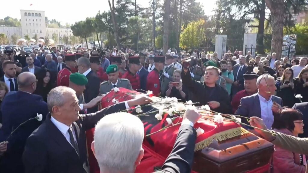 dhe tani fundi eshte afer fatos nanos i jepet lamtumira e fundit me tingujt e kenges legjendare te frank sinatra 69075fa504b47