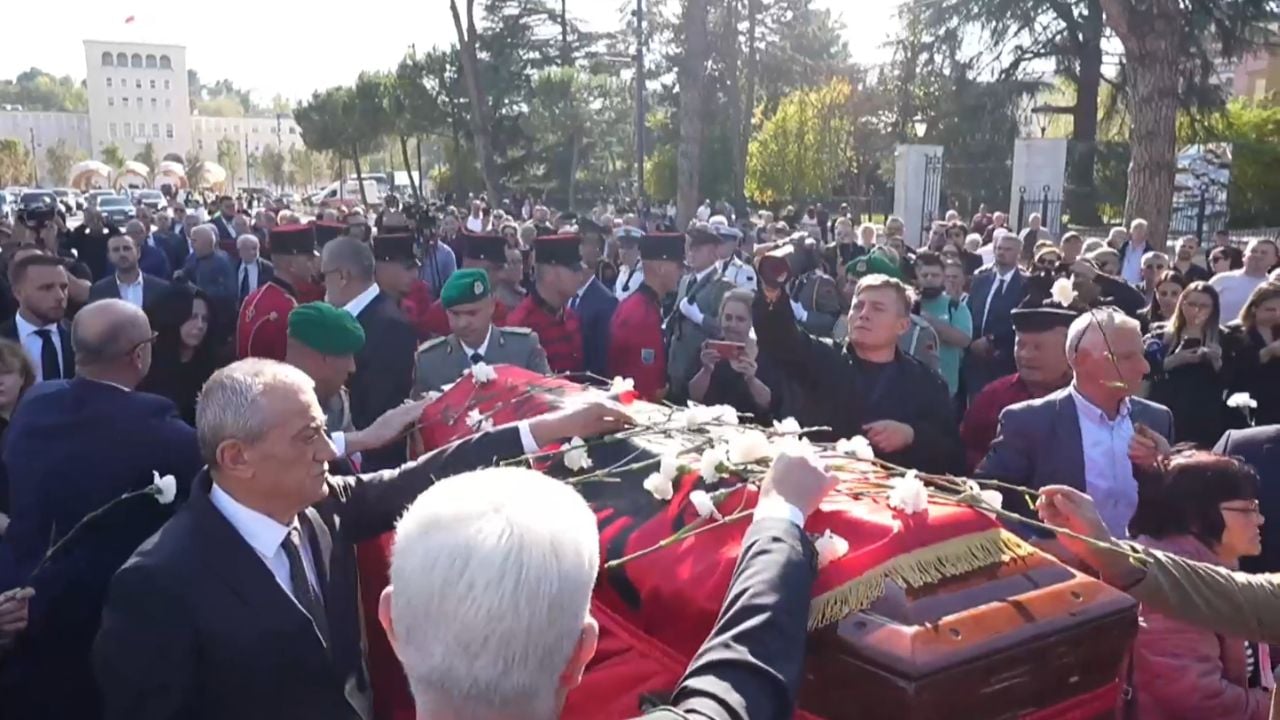 dhe tani fundi eshte afer fatos nanos i jepet lamtumira e fundit me tingujt e kenges legjendare te frank sinatra 69075fa504b47