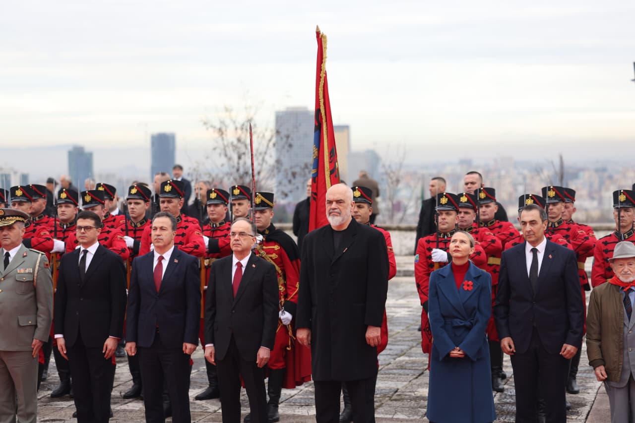 dita e clirimit kreret e shtetit homazhe ne varrezat e deshmoreve te kombit 692afd56e2a64