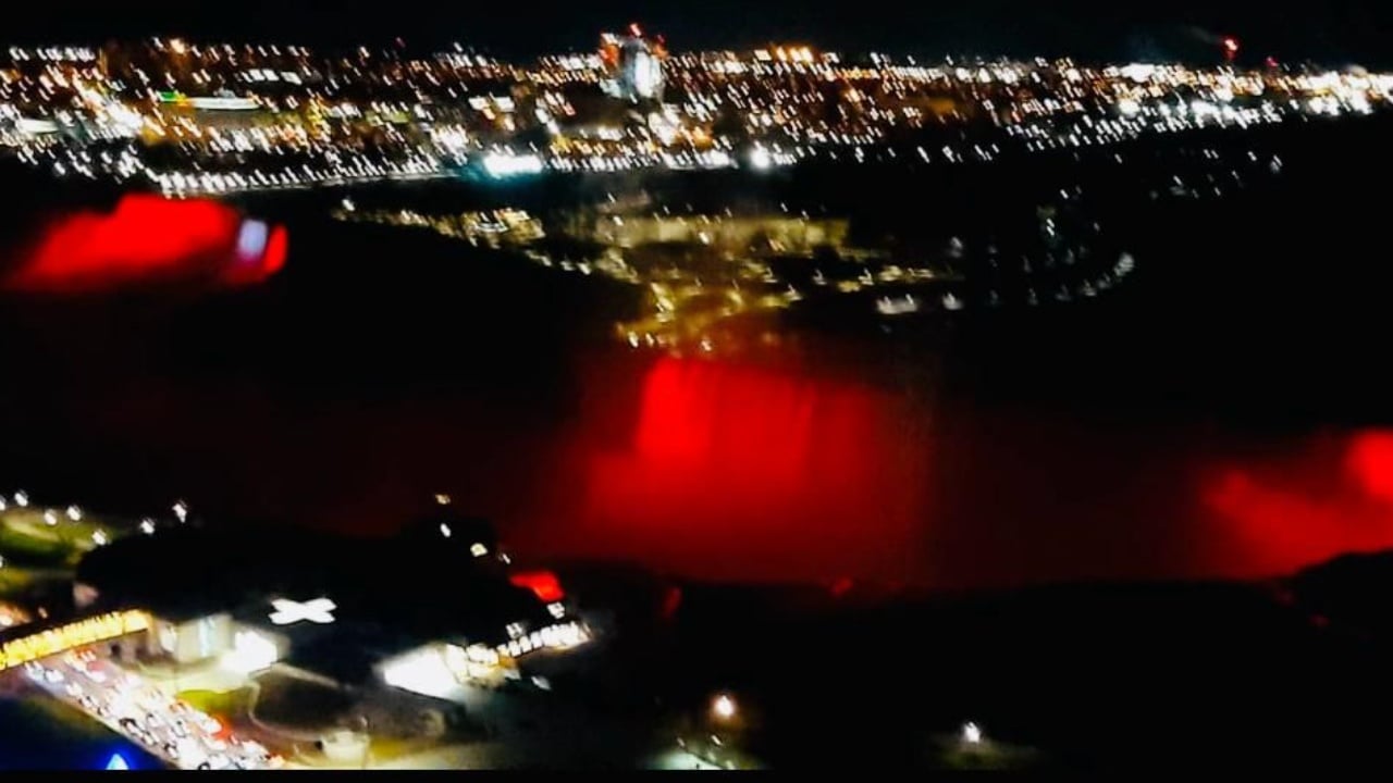 edhe kanadaja vishet kuqezi ngjyrat e flamurit tone mbeshtjellin ujevaren e niagares 692b30638331e