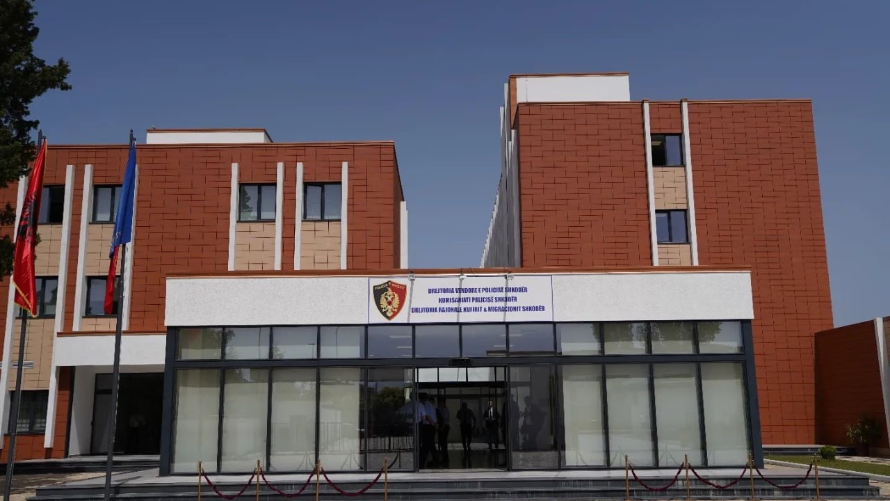 EMRI/ Kanosën me armë zjarri fqinjin në Shkodër, arrestohet 37-vjerçari, shpallet në kërkim një tjetër 1 emri kanosen me arme zjarri fqinjin ne shkoder arrestohet 37 vjercari shpallet ne kerkim nje tjeter 690b7043653d4