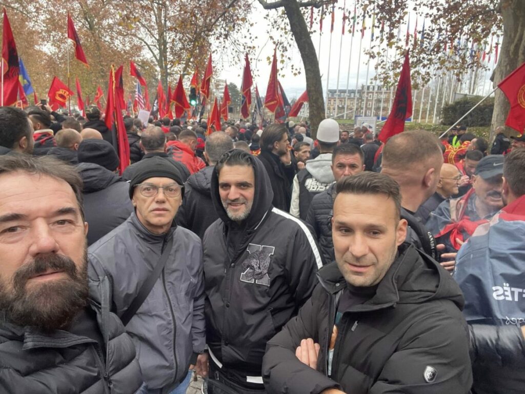 hazbi lika shfaqet ne protesten ne strasburg ne mbeshtetje te ish udheheqesve te uck ne hage 6919d196d36f4