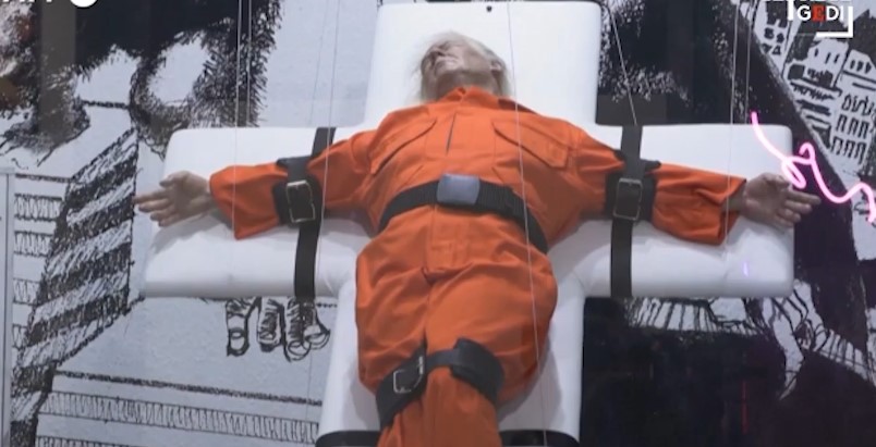 I lidhur në një kryq dhe me uniformën e të burgosurit, skulptura prej dylli e Trump 3 i lidhur ne nje kryq dhe me uniformen e te burgosurit skulptura prej dylli e trump 690b5a825c632