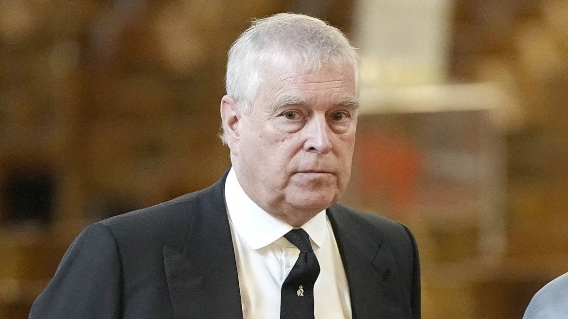 iu hoqen titujt mbreteror mbreti charles akordon nje shume per shpernguljen e princit nga rezidenca mbreterore dhe nje pension vjetor 69054b653aa4b