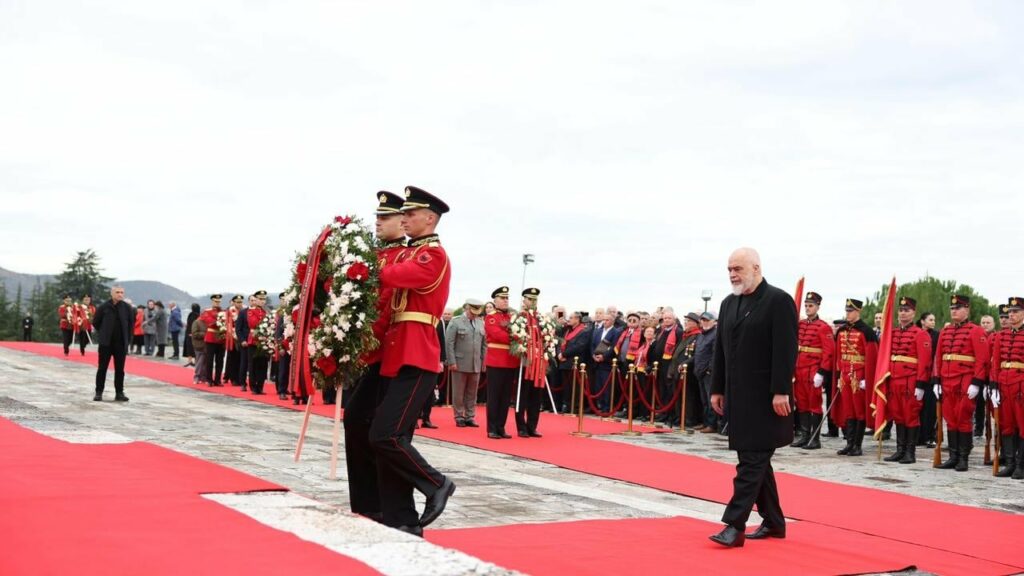 lavdi deshmoreve te atdheut rama homazhe ne nder te tyre te pranishem begaj dhe ministra 692abfe479131