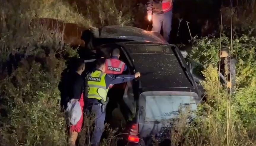 Makina përfundoi në kanal  momenti kur policia tenton të nxjerrë 5 të rinjtë nga  Benz  i