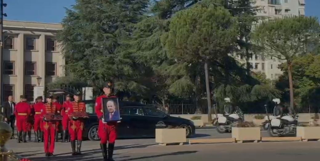 mbahen sot homazhe ne nder te tij mberrin ne pallatin e kongreseve arkmorti me trupin e ish kryeministrit fatos nano 69070d663f71a