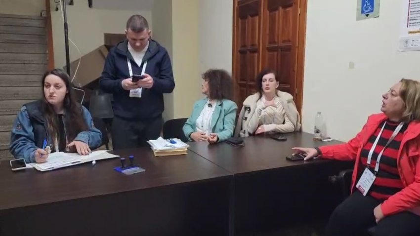 Mbyllet orari zyrtar i votimit për zgjedhjet e pjesshme lokale në 5 bashki 2 mbyllet orari zyrtar i votimit per zgjedhjet e pjesshme lokale ne 5 bashki 6910d156d1eb7