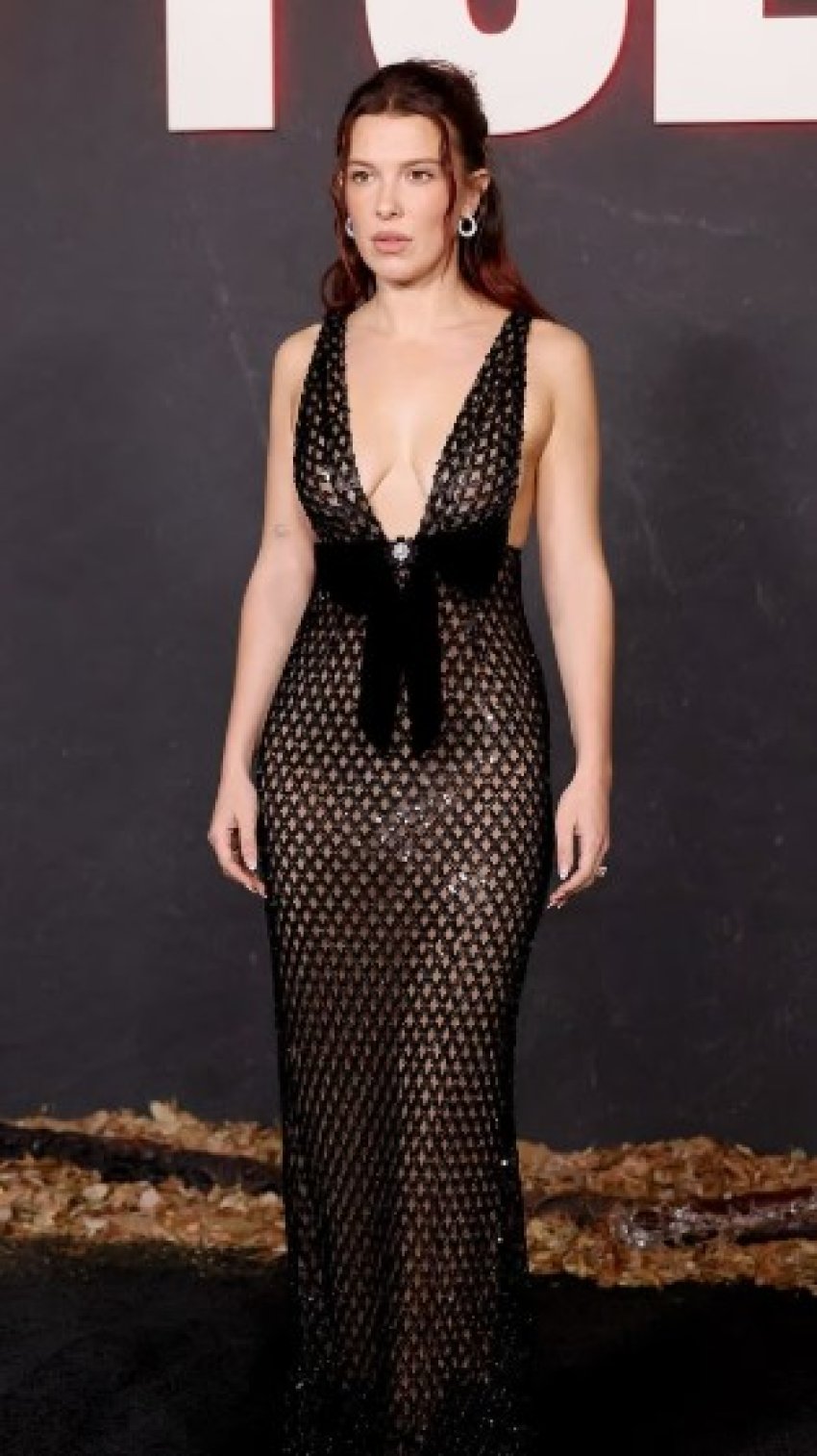 millie bobby brown shkelqen ne tapetin e kuq me fustan transparent e dekolte te thelle 69112f32dd5ed