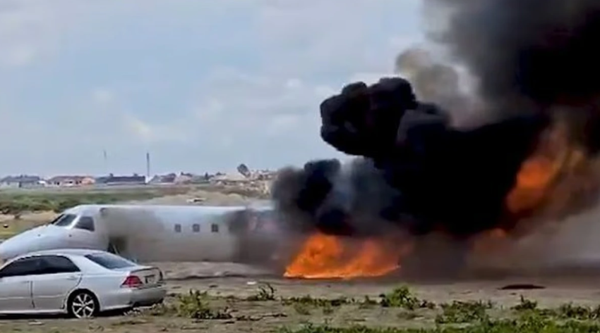 momenti kur aeroplani i ministrit shperthen ne flake ndersa rrezohet pasi doli nga pista gjate uljes ne kongo 691b971760b64