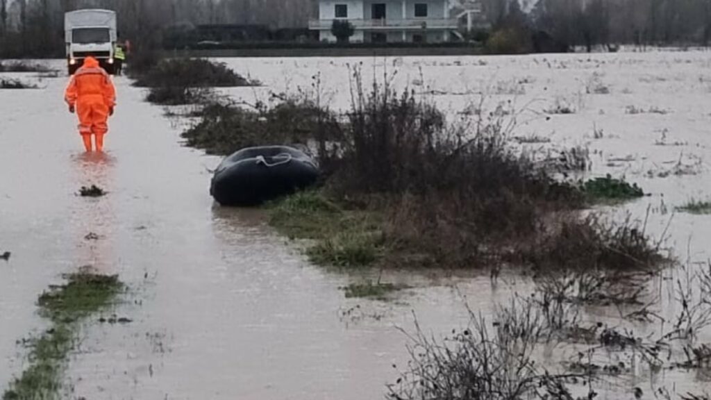 moti i keq ne vend familja me pese anetare ne rrezik banesa rrethohet nga uji ne thumane 691c93c3665a2