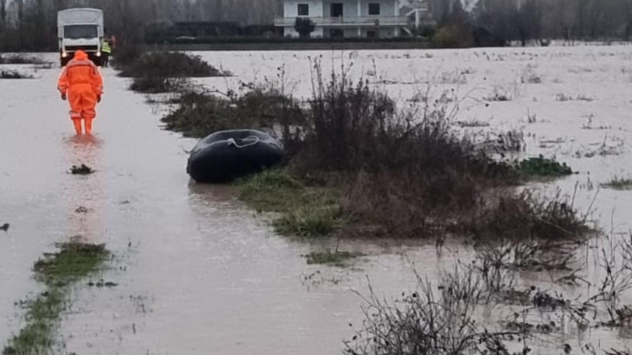moti i keq ne vend familja me pese anetare ne rrezik banesa rrethohet nga uji ne thumane 691c93c3665a2