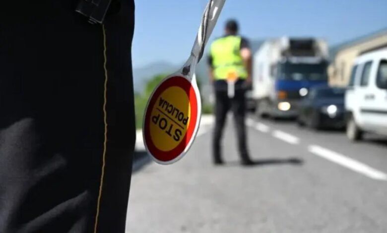 mpb 150 paralajmerime per qytetaret qe po flisnin ne telefon teksa kalonin rrugen 6910c83e3dff9