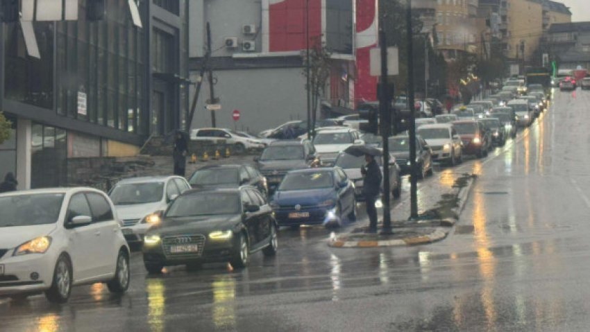 mungesa e transportit publik shkaktohen kolona te gjata ne kryeqytet 6926d2b46f0b9