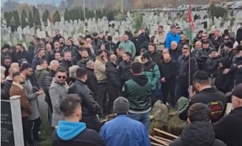 ne varrezat e qytetit te tetoves iu dha lamtumira e fundit kengetarit shpat kasapi 692c77b33a718