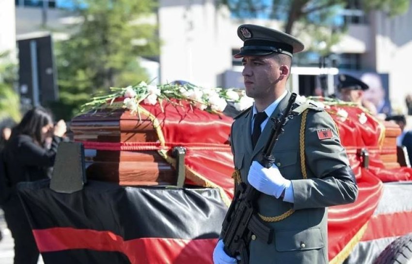 nga karafilat e bardhe mbi arkemort te percjellja ne banesen e fundit me kengen e preferuar detaje nga ceremonia shteterore per fatos nanon 690796d4e69c3