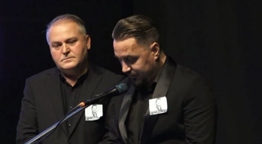 njerez si ti nuk largohen ata kthehen ne drite blero me mesazh prekes gjate homazheve per shpat kasapin 692c8a52bdd8c