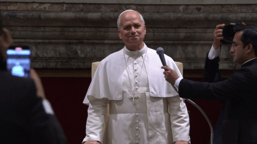 papa takon yjet e hollywood thirrje kineasteve mos i shmangni temat e dhimbshme te kohes qe kalojme 6919f2e8c82cc