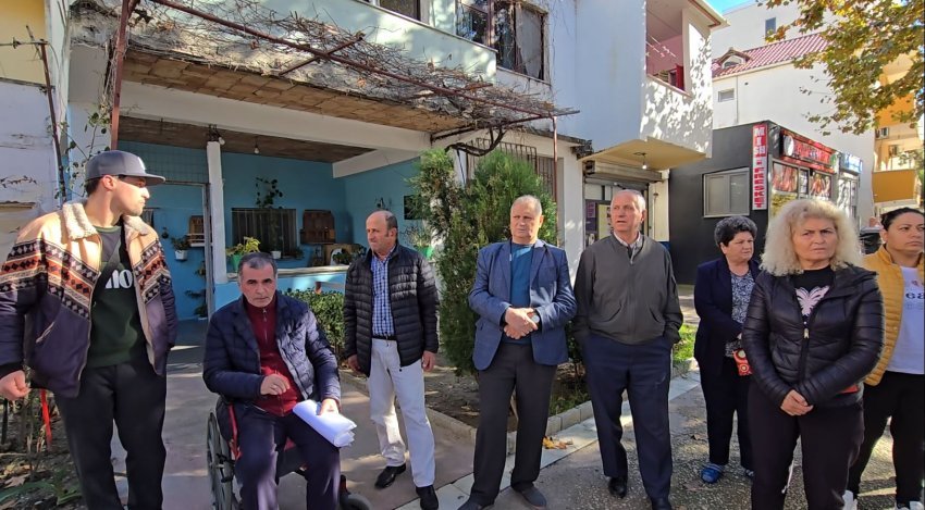 permbarimi nis lirimin e ish kabinave te plazhit ne durres familjet perplasen me efektivet lot dhe deshperim 690b6f3513cab