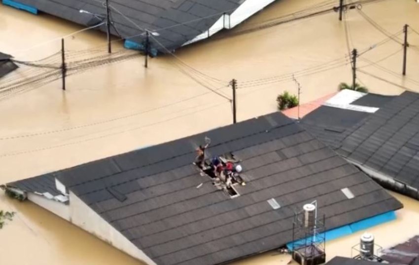 permbytjet ne tajlande familja prish catine e shtepise per te shpetuar nga mbytja 69281d58eae89