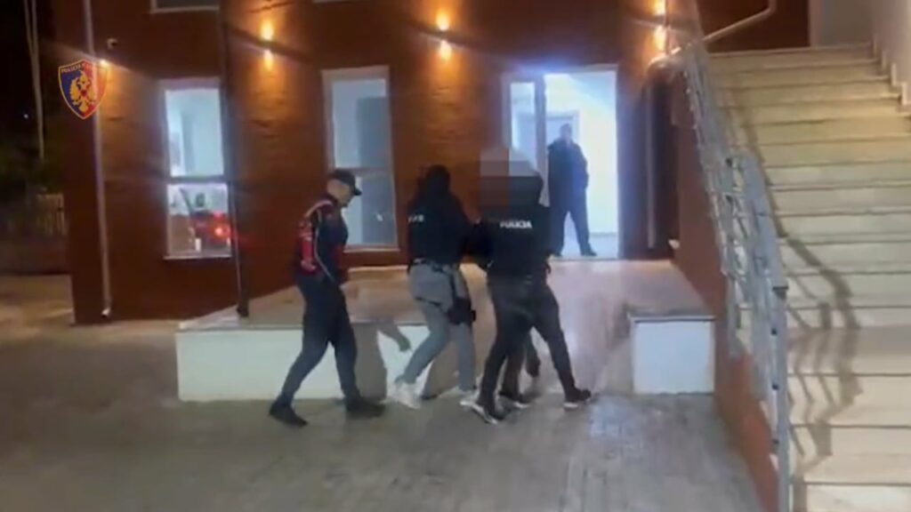 Përshtati lokalin për shitje dhe përdorimin e lëndëve narkotike, pranga 41-vjeçarit në Dimal. I gjenden armë dhe fishekë luftarakë 5 pershtati lokalin per shitje dhe perdorimin e lendeve narkotike pranga 41 vjecarit ne dimal i gjenden arme dhe fisheke luftarake 690c514349a95