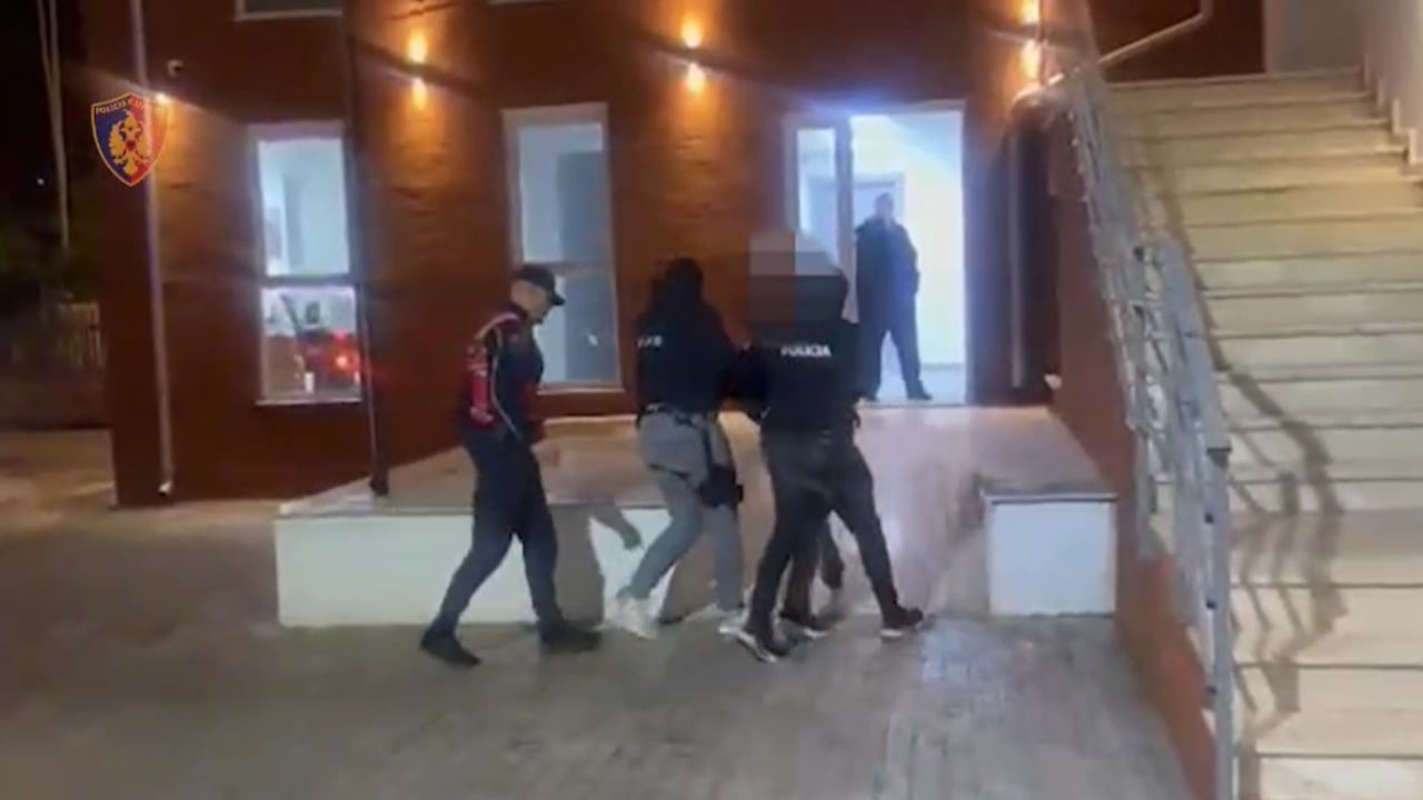 Përshtati lokalin për shitje dhe përdorimin e lëndëve narkotike, pranga 41-vjeçarit në Dimal. I gjenden armë dhe fishekë luftarakë 1 pershtati lokalin per shitje dhe perdorimin e lendeve narkotike pranga 41 vjecarit ne dimal i gjenden arme dhe fisheke luftarake 690c514349a95