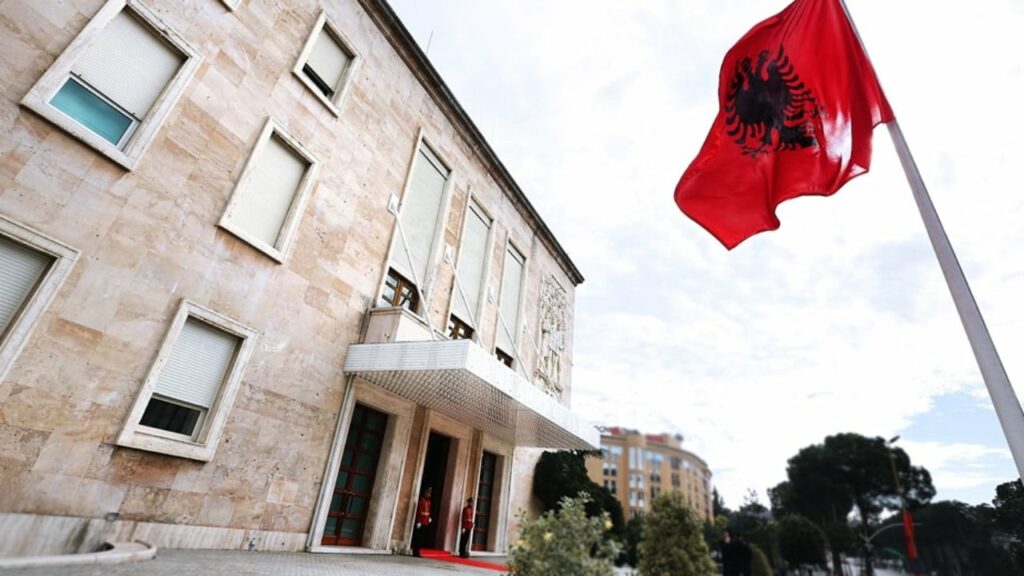 pezullimi i ballukut nga detyra kryeministria con vendimin e gjkko ne kushtetuese 69207153a7b51