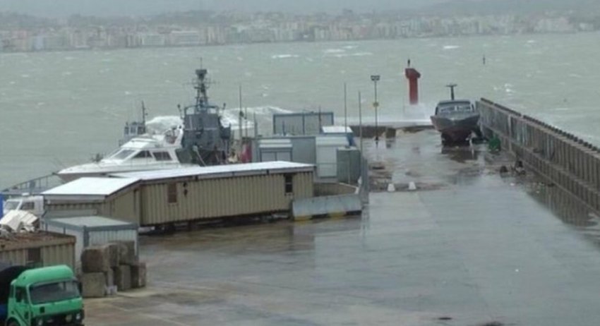 porti i vlores ndalon lundrimin per shkak te motit te keq 692578d887924