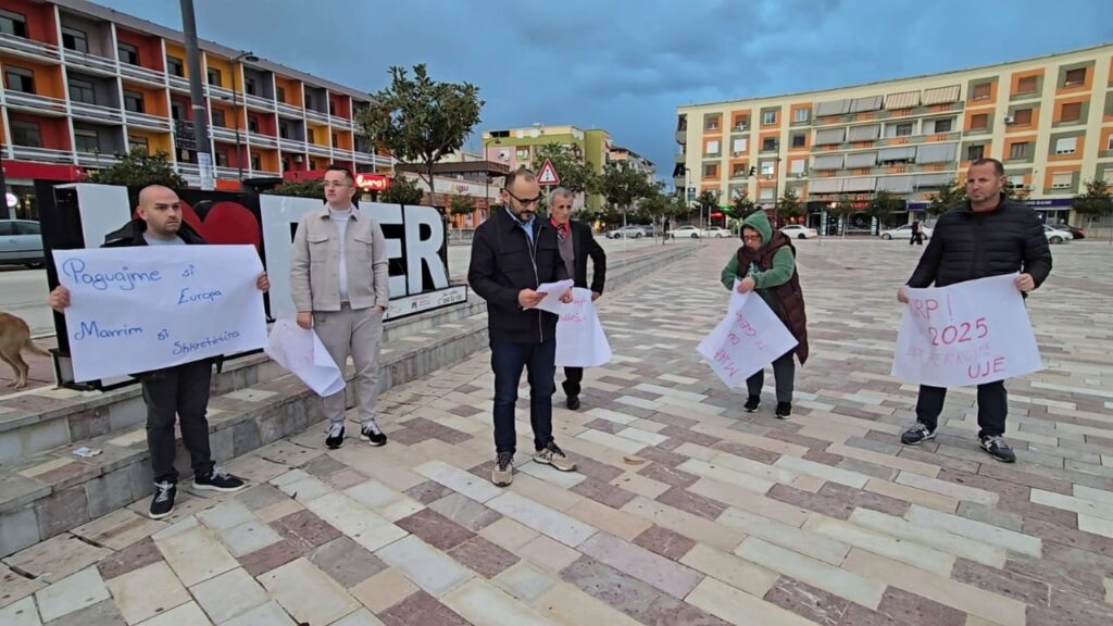 problemi i ujit te pijshem ne fier aktivistet dhe banoret ne proteste 69234763768d1