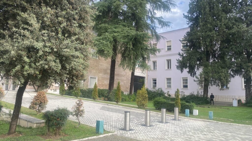 protesta e opozites blindohet kryeministria polica zbulon rruget qe do te bllokohen 691af316c33cf