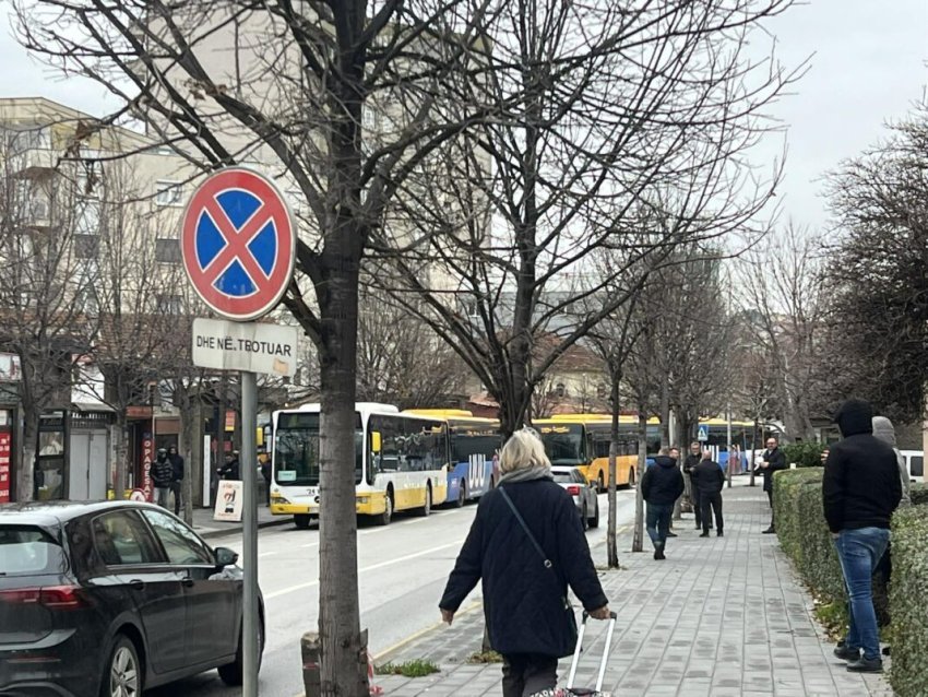 protesta e transportuesve vazhdon ne diten e katert presin vendimin e komunes 69284053b4044