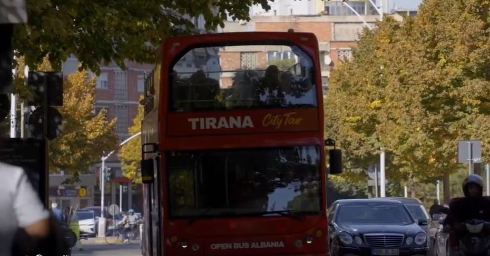 rama prezanton autobusin turistik ne tirane qyteti yne plot ngjyra 690ef97321335