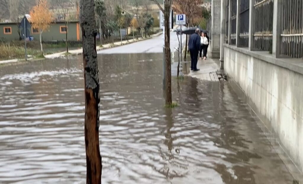 reshjet e dendura te shiut ne bulqize permbyten disa rruge 6911b8960414f