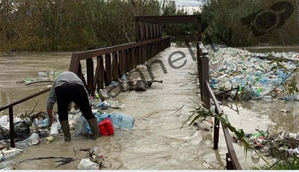 reshjet e shiut permbyt uren e shenapremtes ne durres pushtohet nga mbetjet urbane 69288d659edae