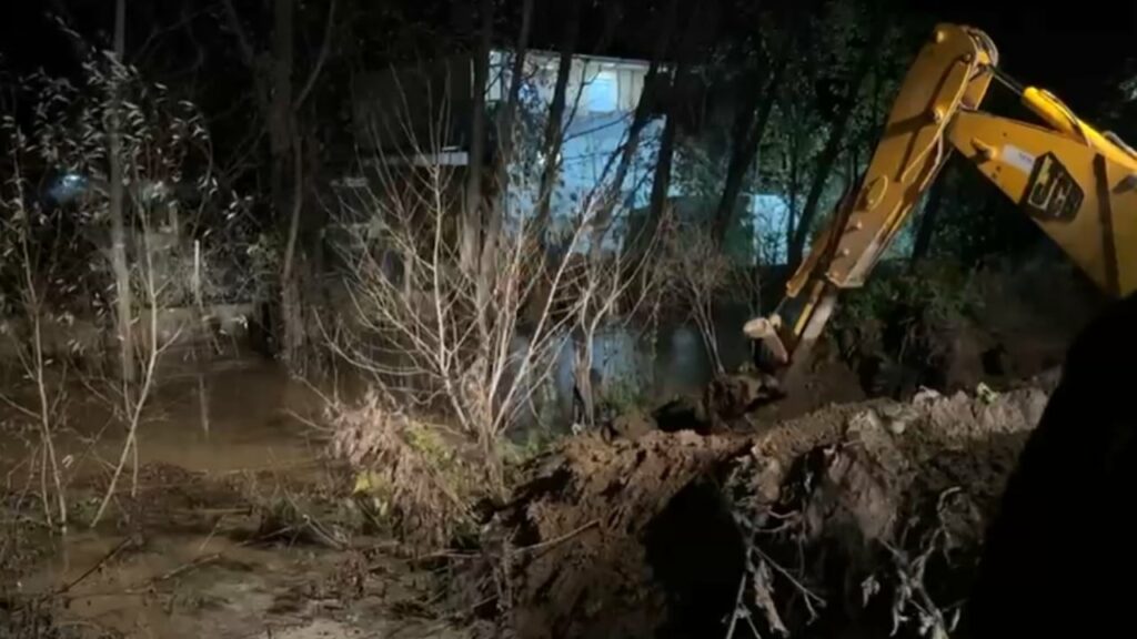 reshjet e shiut rendojne situaten ne maliq fshati sheqeras rrezikon te permbytet 6920c5b3758ea