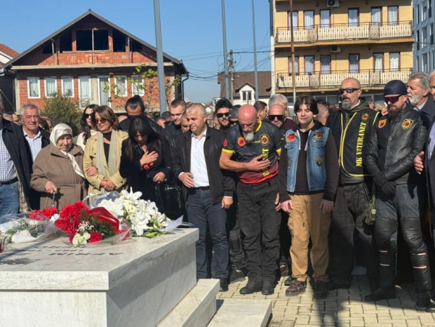 Rezistuan 6 orë ndaj forcave serbe, familjarët përkujtojnë heronjtë Afrim Zhitia e Fahri Fazliu 3 rezistuan 6 ore ndaj forcave serbe familjaret perkujtojne heronjte afrim zhitia e fahri fazliu 69075f00e72d4