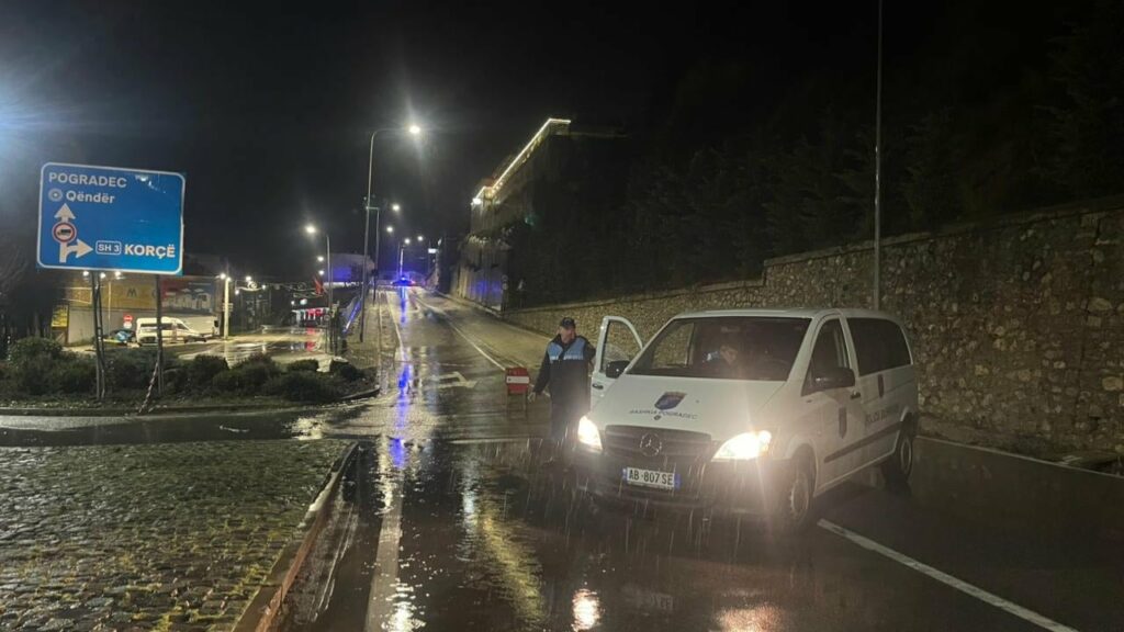 rreziku nga renia e gureve bllokohet segmenti hyres i unazes se pogradecit kur vjen nga qafe thana 6927904400e11